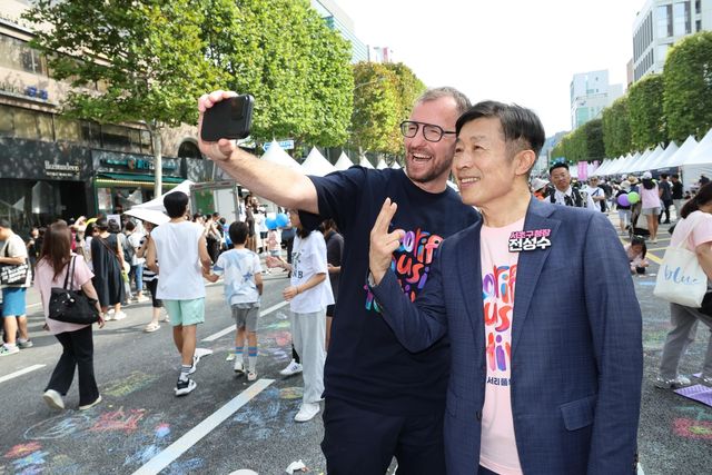 서리풀뮤직페스티벌 찾은 체코 프라하6구 구청장과 함께한 전성수 구청장