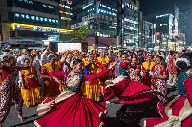 지난 26일 열린 거리 퍼레이드 모습