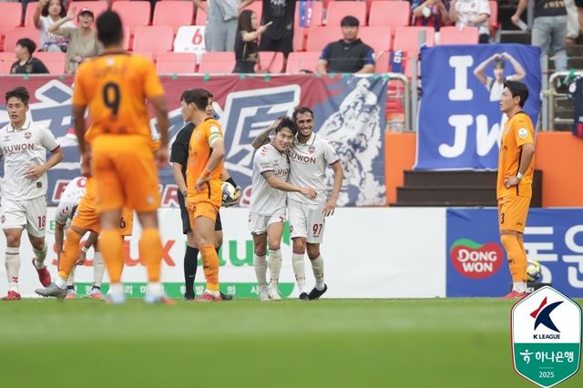 득점을 기뻐하는 수원FC의 이재원(왼쪽)과 루안