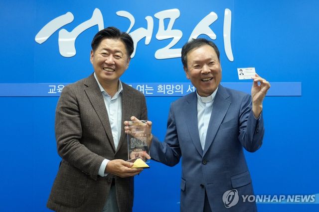 황창연 신부(오른쪽)에게 명예 제주도민증 수여하는 오영훈 제주지사