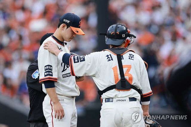 마운드 방문한 포수 최재훈