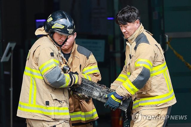 국정자원서 불에 탄 배터리 옮기는 소방대원