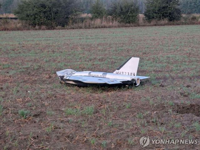 지난 10일(현지시간) 폴란드 초스누프카 지역에 추락한 뒤 발견된 드론 모습.[로이터=연합뉴스. 재판매 및 DB 금지]