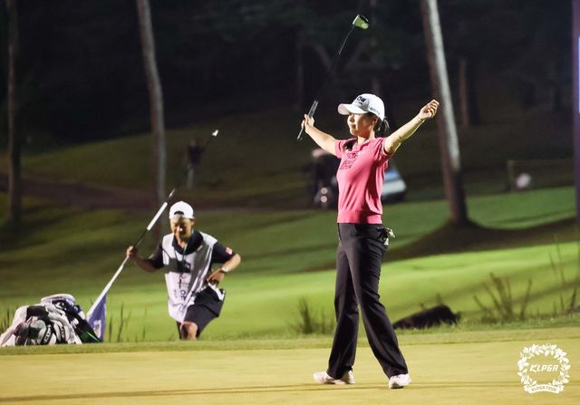 우승 퍼트 넣고 두 팔을 번쩍 든 성유진.