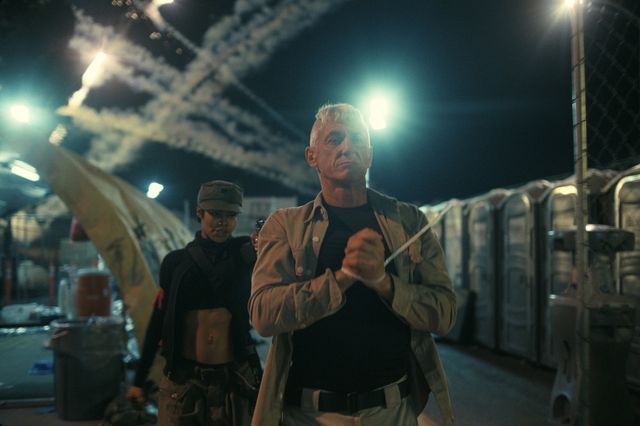 영화 '원 배틀 애프터 어나더' 속 장면