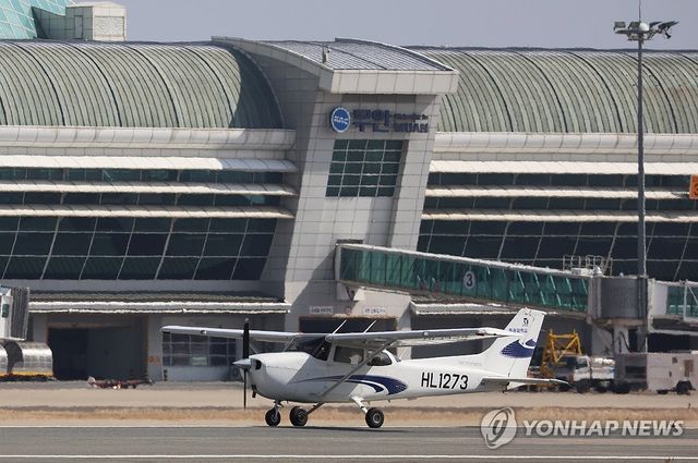 무안국제공항 교육용 훈련기 착륙