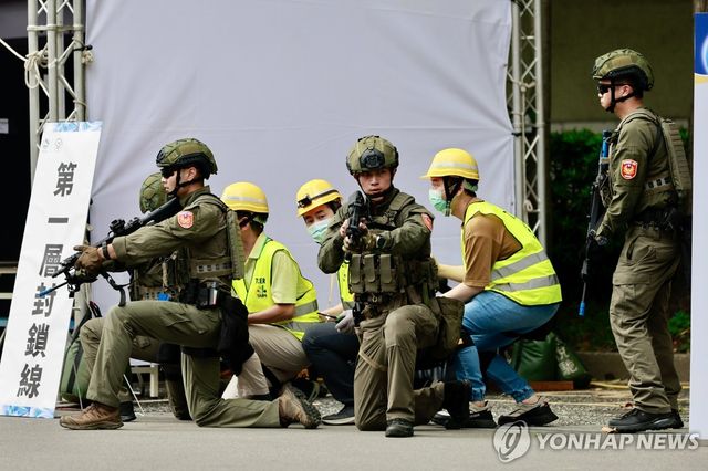 공습 대비 훈련하는 대만인들