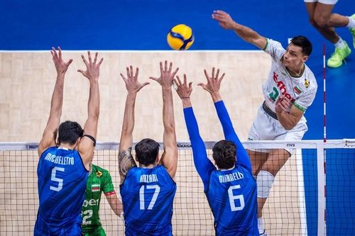 불가리아의 공격을 블로킹하는 이탈리아 선수들 