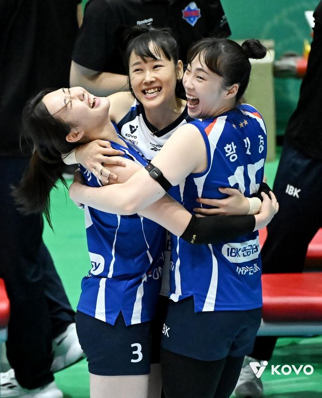 컵대회 우승 후 기뻐하는 기업은행의 리베로 임명옥(중앙)