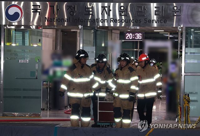 불에 탄 리튬이온 배터리 옮기는 소방대원들