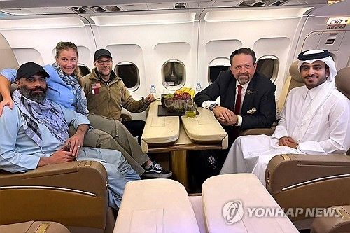 아프간 탈레반이 석방한 미국인(사진 왼쪽)