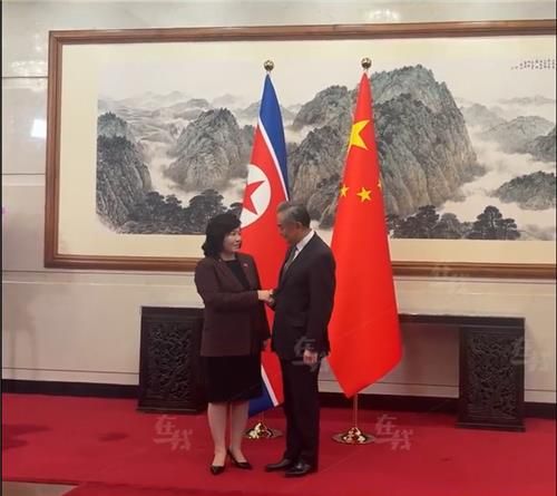 28일 베이징서 만난 최선희 북한 외무상과 왕이 중국 외교부장