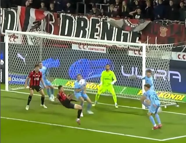 시저스킥을 시도하는 조규성