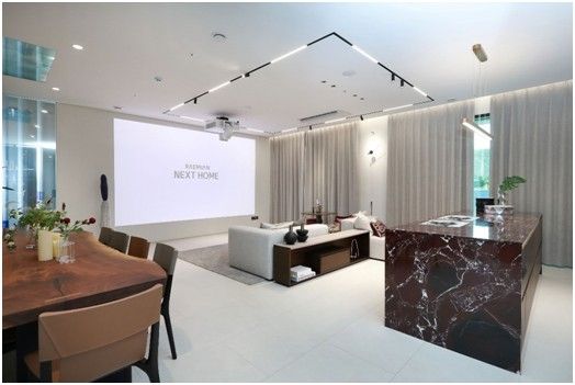 기능성 가구 넥스트 퍼니처로 공간 분리를 시연하는 모습