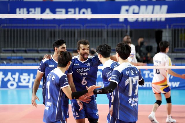 일본 도레이와 연습경기에 나선 아히(중앙)와 도산지(아히 왼쪽) 