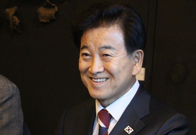 정동영 통일부 장관이 29일(현지시간) 독일 베를린에서 기자간담회를 하고 있다.