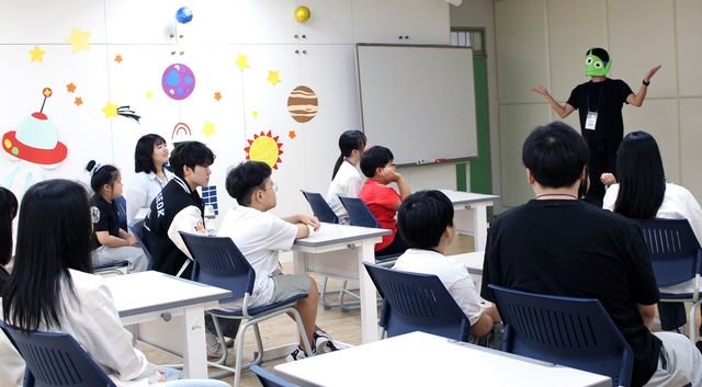 재학생과 참여학생들이 함께 무지개마을 체험을 진행하고 있다.