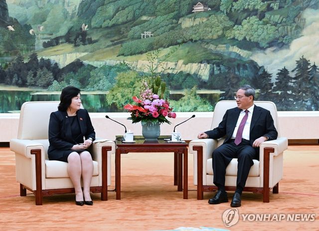 리창 중국 국무원 총리(오른쪽) 만난 최선희 북한 외무상