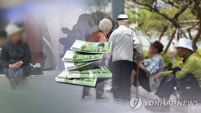 "기초연금 늘면 뭐 해"…빈곤노인 주머니 늘 그대로 (CG)