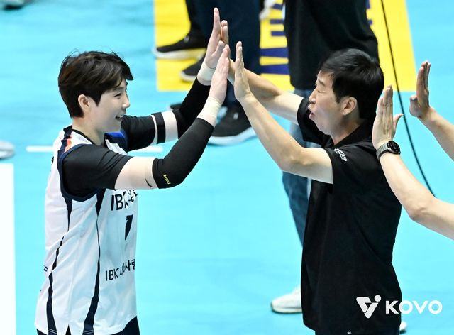 김호철 IBK기업은행 감독과 하이파이브 하는 이소영(왼쪽)