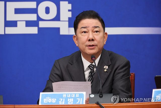 발언하는 더불어민주당 김병기 원내대표