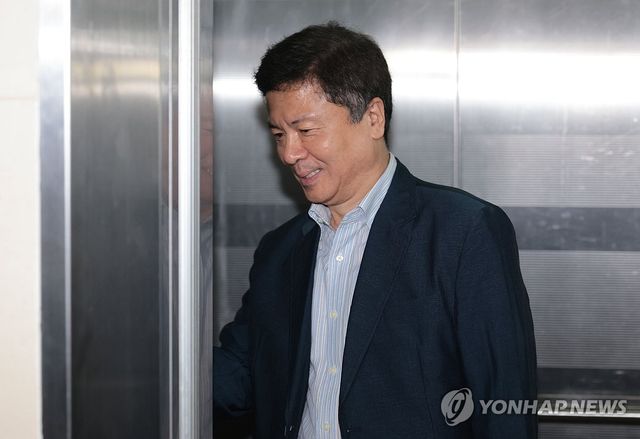 특검 출석하는 전하규 대변인