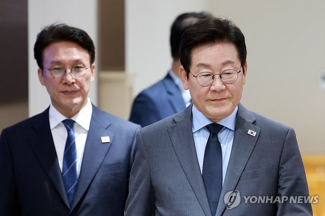 국무회의 참석하는 이재명 대통령