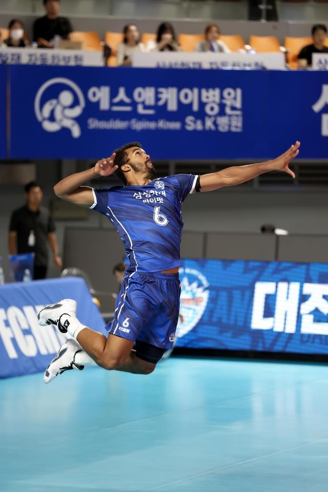 스파이크하는 삼성화재의 아히 