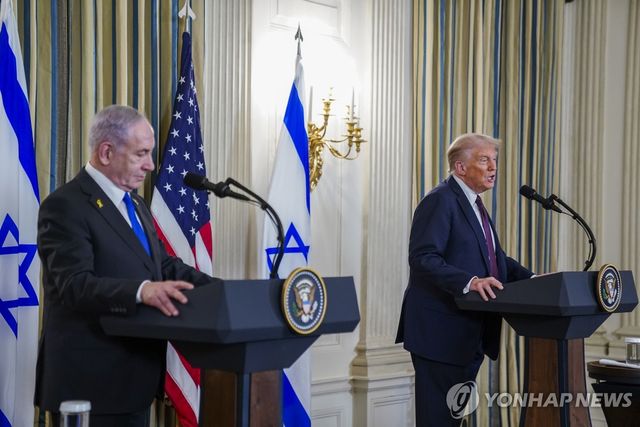공동 기자회견하는 네타냐후 이스라엘 총리(왼쪽)와 트럼프 미국 대통령