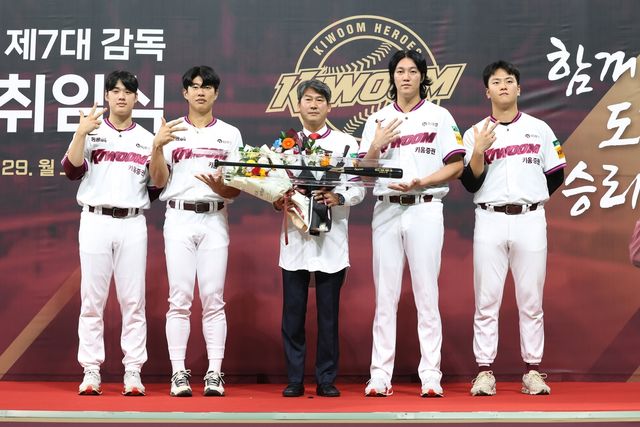 키움 송성문(왼쪽에서 두 번째)과 설종진 감독(가운데)