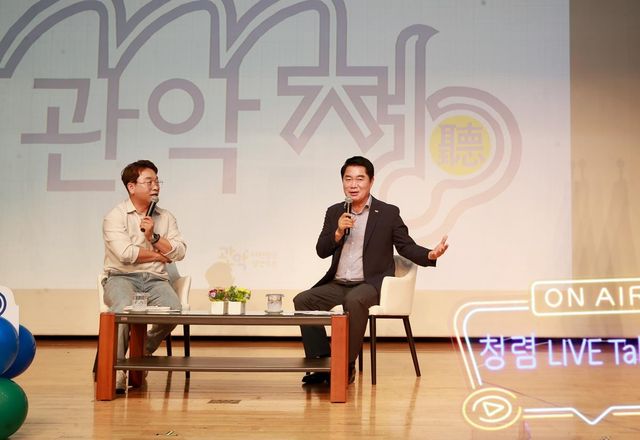 주민들의 건의사항에 대해 즉석에서 답변하고 있는 박준희 관악구청장