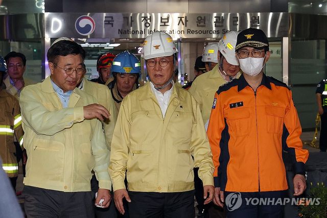 국가정보자원관리원 화재 현장 방문한 김민석 총리-윤호중 장관