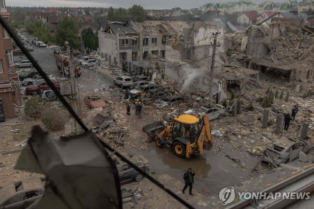 러시아의 공습에 파괴된 우크라이나 수도 키이우의 주택가 [AFP 연합뉴스. 재판매 및 DB 금지]