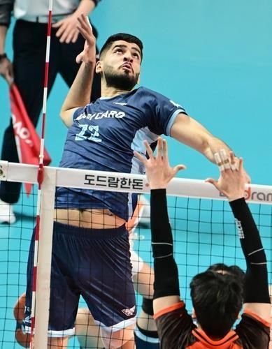 공격하는 우리카드의 알리 