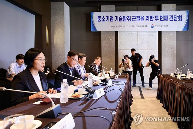 간담회에서 인사말하는 한성숙 장관