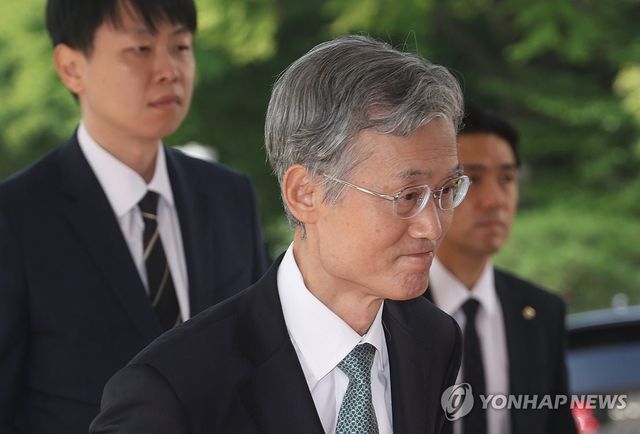 입 굳게 다문 채