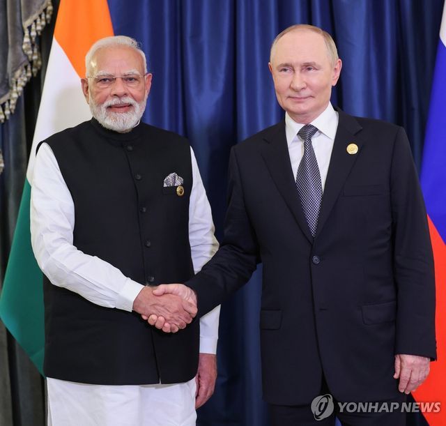 악수하는 모디 인도 총리(왼쪽)와 푸틴 러시아 대통령