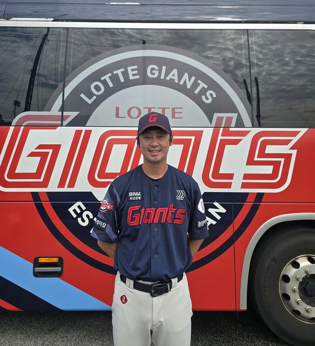 롯데 유니폼을 입고 마지막으로 사진 찍은 진해수