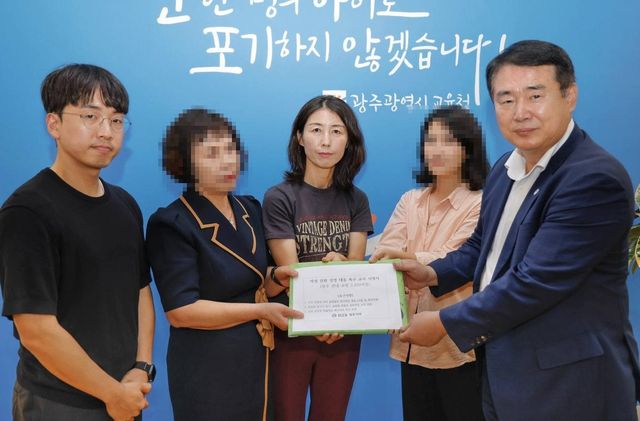 악성민원 강경대응 촉구 서명지 전달