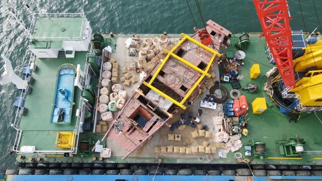 '고려 난파선' 재현을 위한 작업 모습 