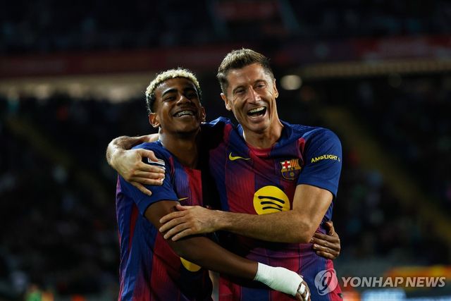 역전 결승골 합작한 야말(왼쪽)과 레반도프스키