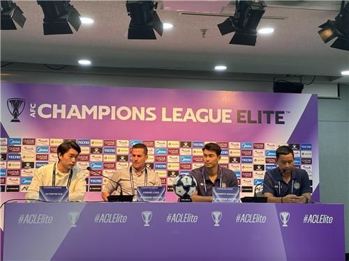 부리람 유나이티드 오스마르 로스 감독(좌측에서 두번째)