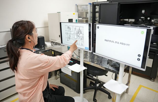 경도인지장애 선별 검사 하는 연구진