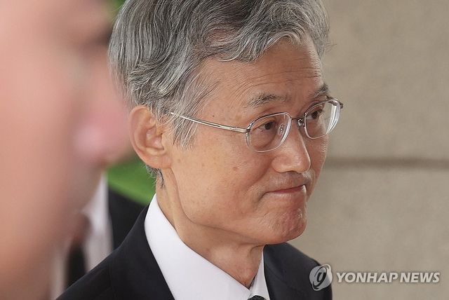 입 굳게 다문 채