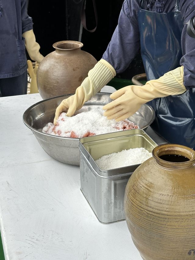 항아리에 들어갈 젓갈을 담는 모습 