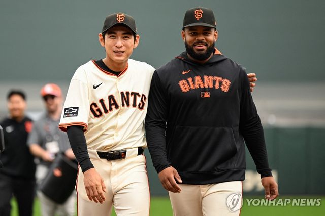 팀 동료 라모스(오른쪽)와 함께 걷는 이정후. 