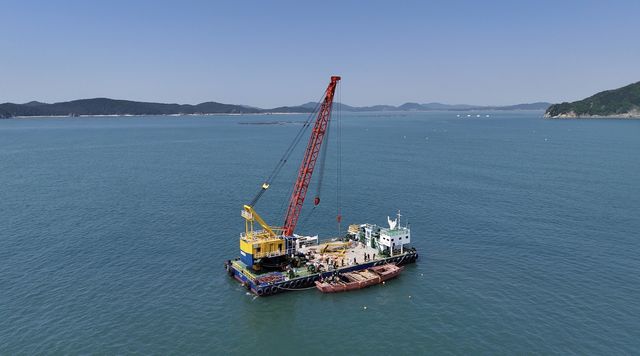 '고려 난파선' 재현을 위한 작업 모습 