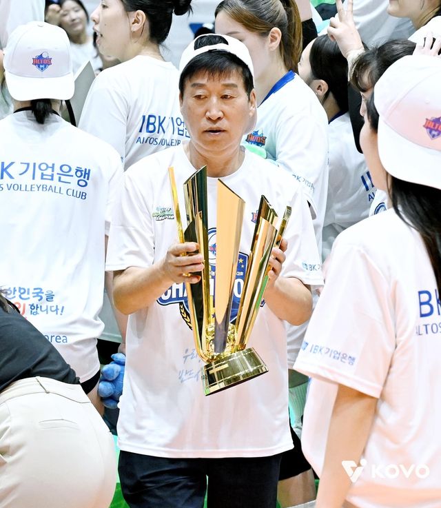 프로배구 컵대회 우승 트로피를 든 김호철 IBK기업은행 감독 