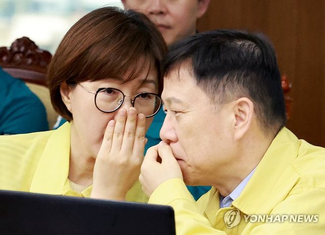 논의하는 김현지 총무비서관과 임웅순 안보2차장