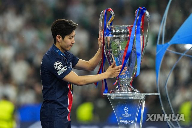 2024-2025 유럽축구연맹(UEFA) 챔피언스리그(UCL) 우승컵 만지는 이강인